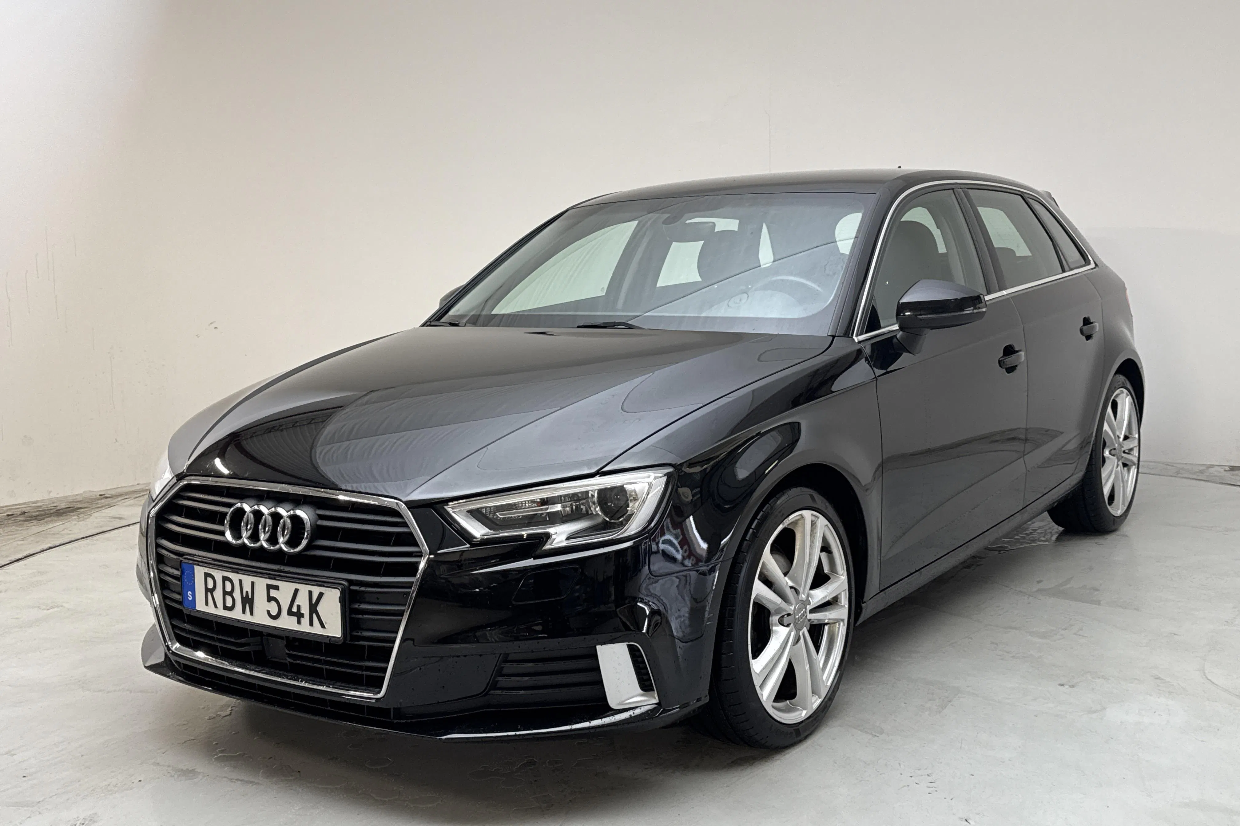 Presentationsfoto 1 av 12: Audi A3 Sportback 35 TFSI (150hk) - 5 818 mil - Automat - svart - 2020
