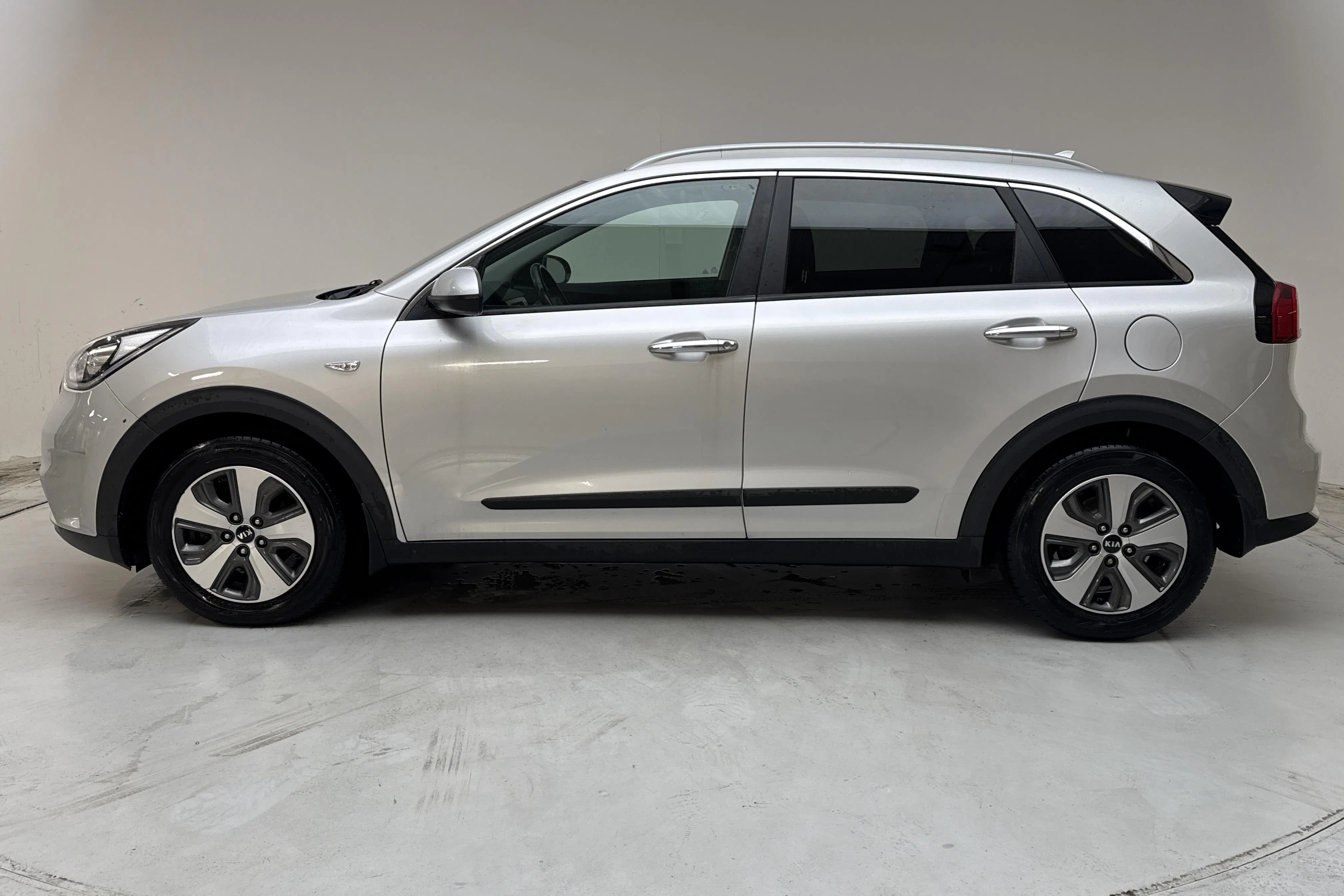 Presentationsfoto 2 av 14: KIA Niro Hybrid 1.6 (141hk) - 12 072 mil - Automat - grå - 2018
