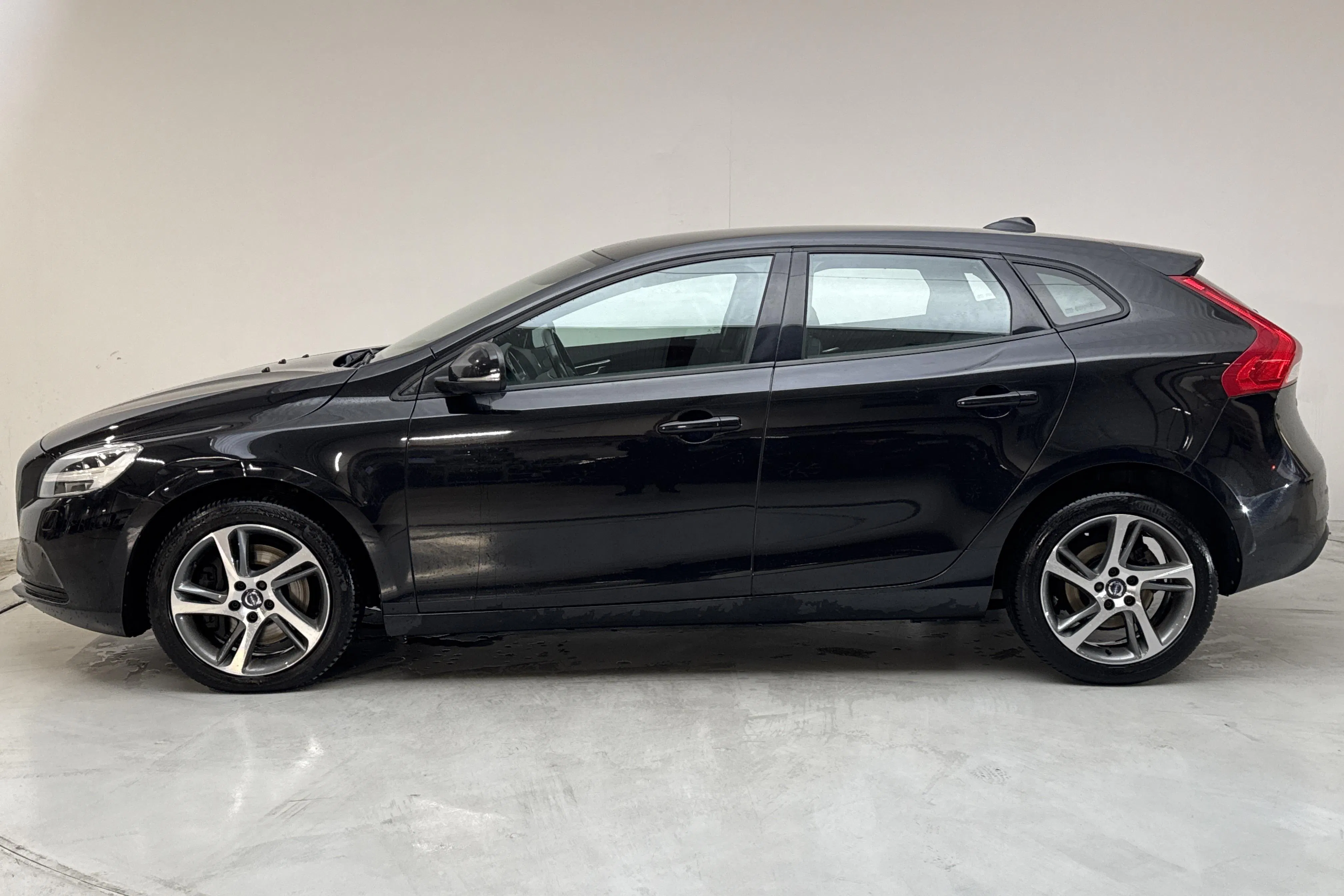 Presentation photo 2 of 15: Volvo V40 D2 (120hk) - 96 600 km - Automatic - black - 2018