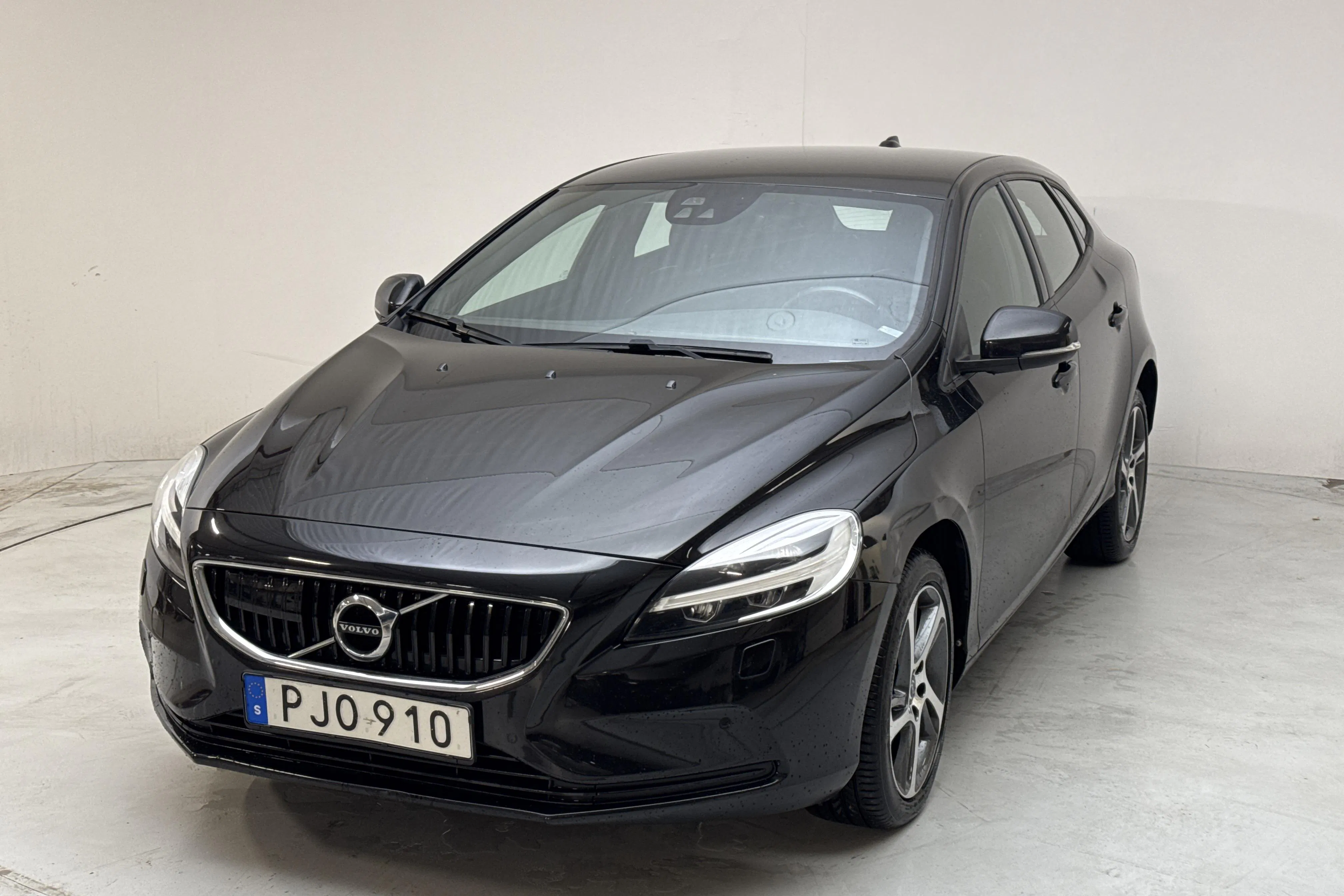 Presentation photo 1 of 15: Volvo V40 D2 (120hk) - 96 600 km - Automatic - black - 2018