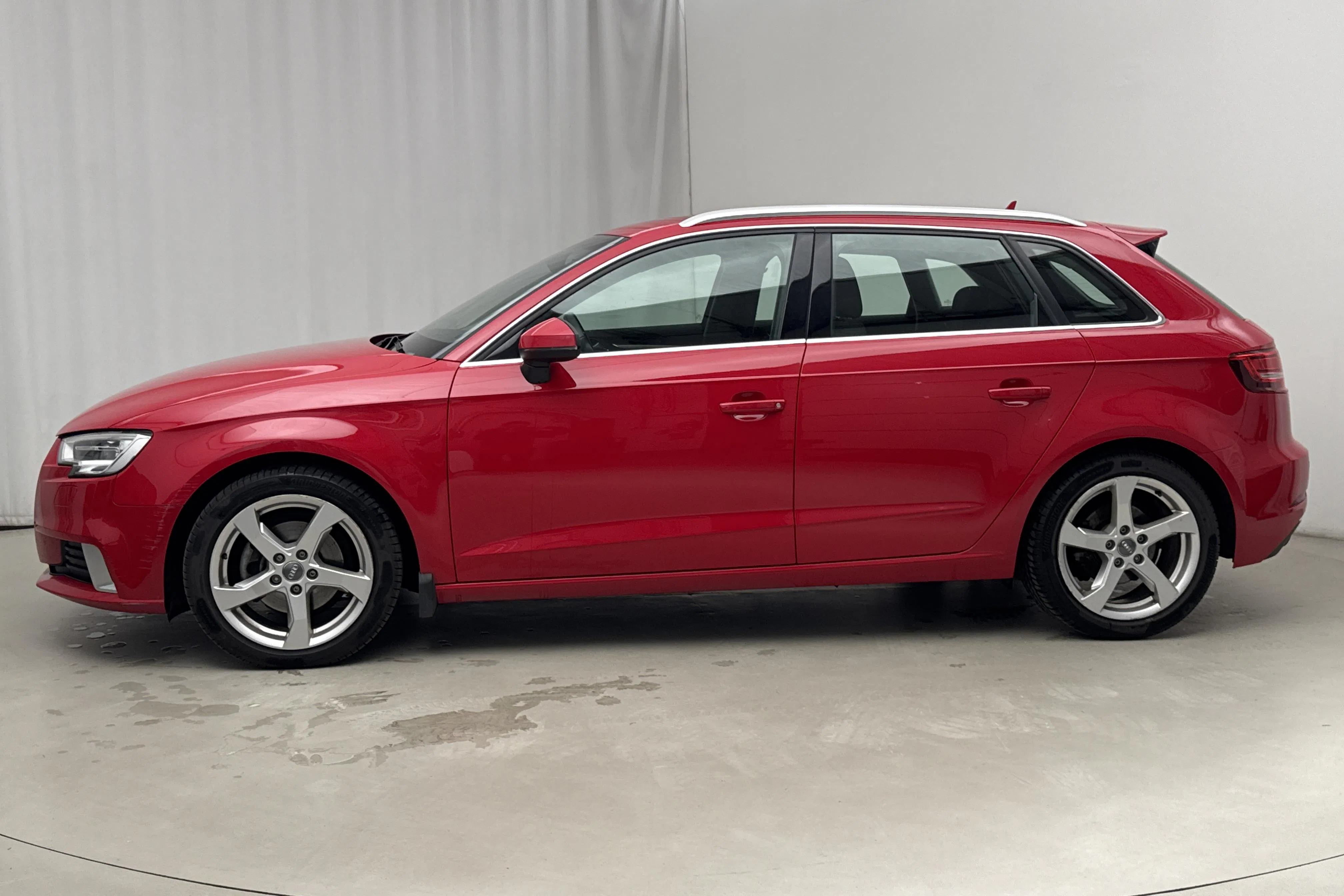 Presentationsfoto 2 av 14: Audi A3 1.5 TFSI Sportback (150hk) - 5 586 mil - Manuell - röd - 2018